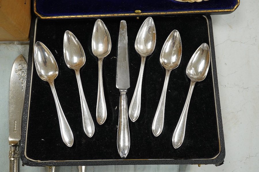 A cased set of six silver grapefruits spoons with a silver handled carving knife and a quantity of assorted plated flatware. Condition - good